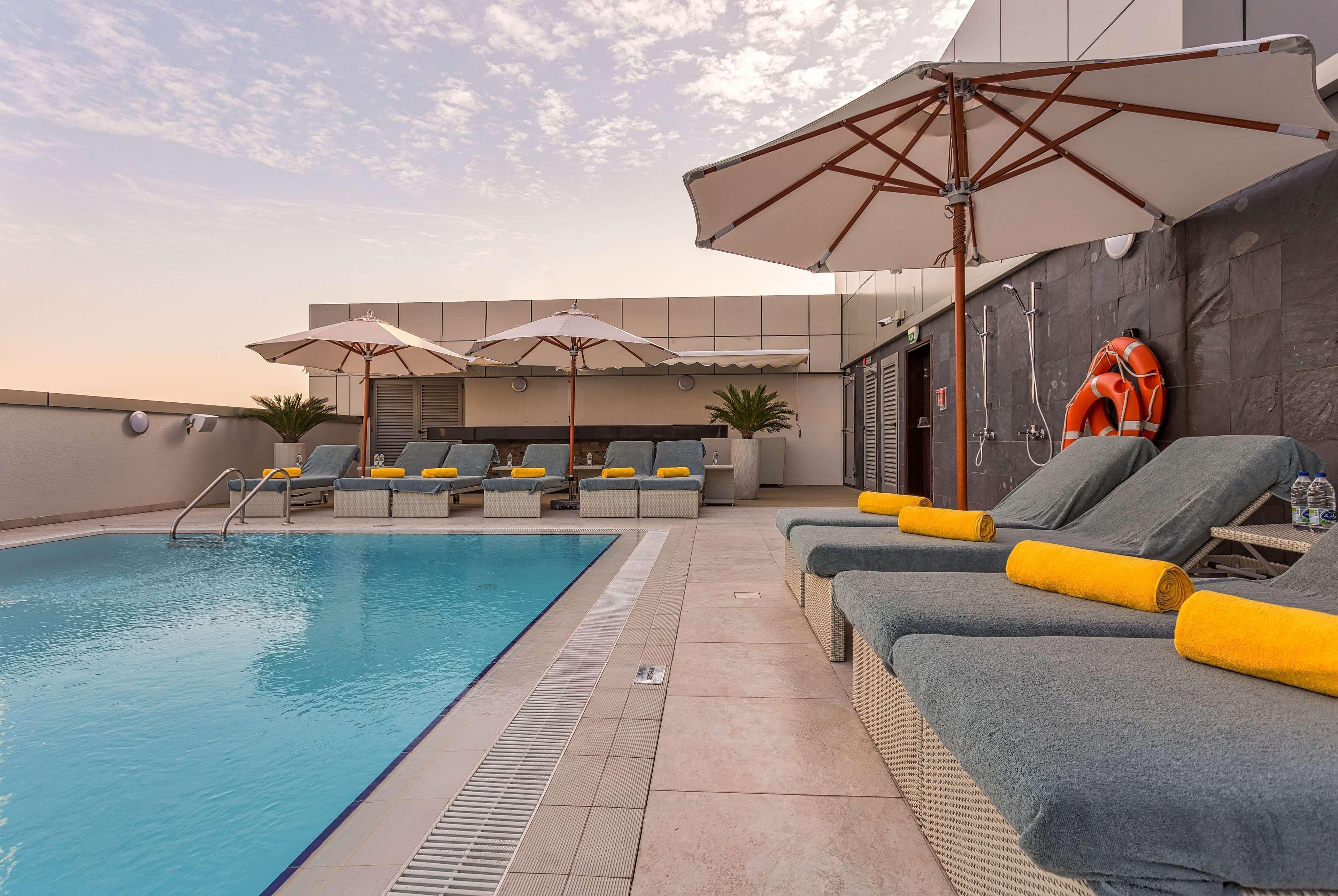 Hotel The First Collection Dubai Marina Esterno foto Swimming pool on the rooftop of the hotel