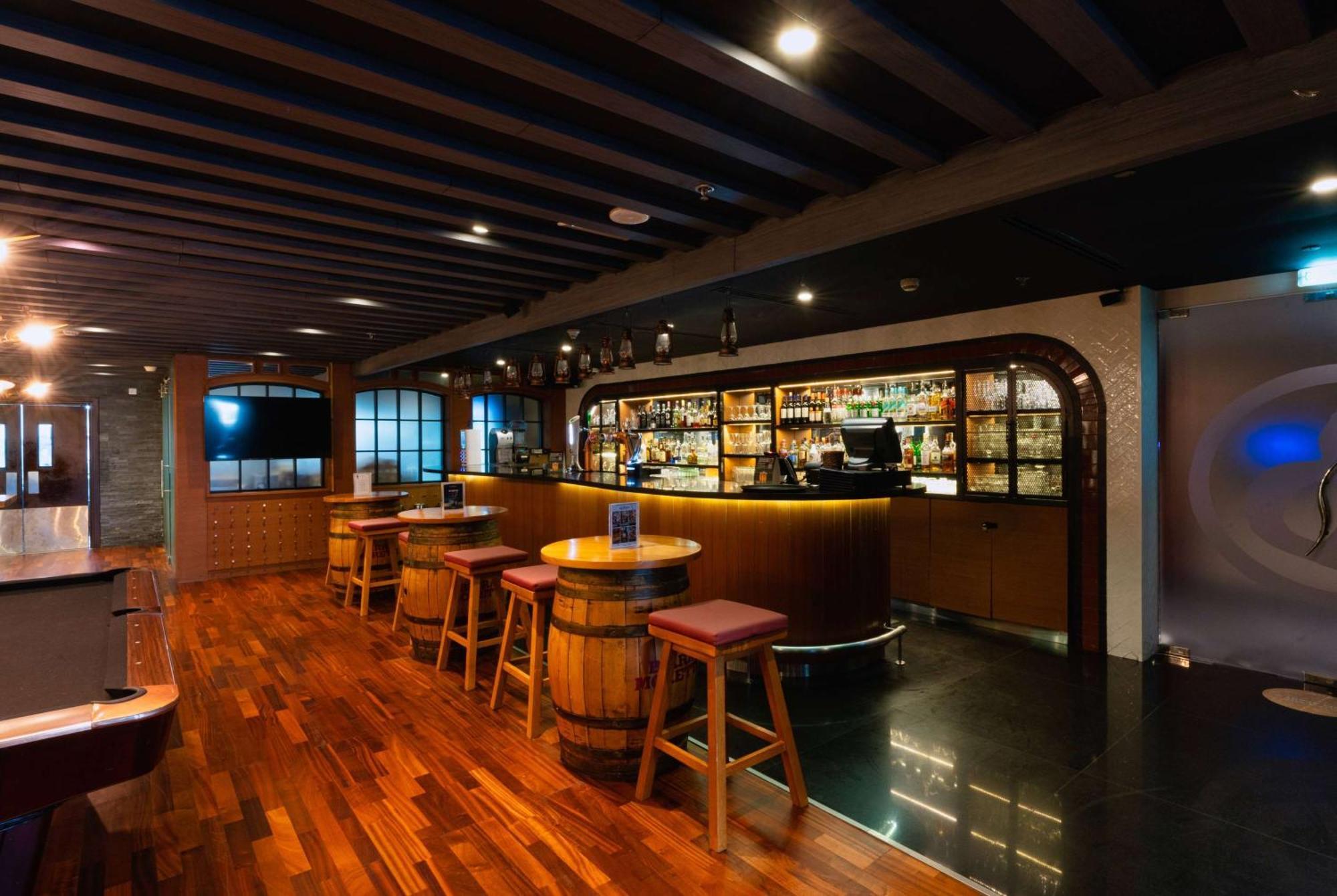 Hotel The First Collection Dubai Marina Esterno foto The bar at the club